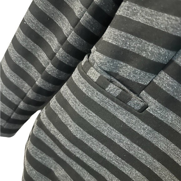 Express Women’s Striped Jacket Blazer Size XS Pre-Owned - Picture 3 of 4